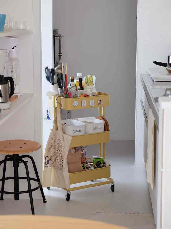 キッチン台に物を置かないようにするべく
IKEAのワゴンに調味料や調理器具を収納してます✍🏼

┈┈┈┈┈┈┈┈┈┈┈┈┈┈┈┈

#グリーンのある暮らし #キッチン
#マンションインテリア　#マンション 
#2ldk #2人暮らし　#フルリノベーション
#中古マンションリノベーション #中古リノベ #中古リノベーション　#IKEA家具 #キッチン