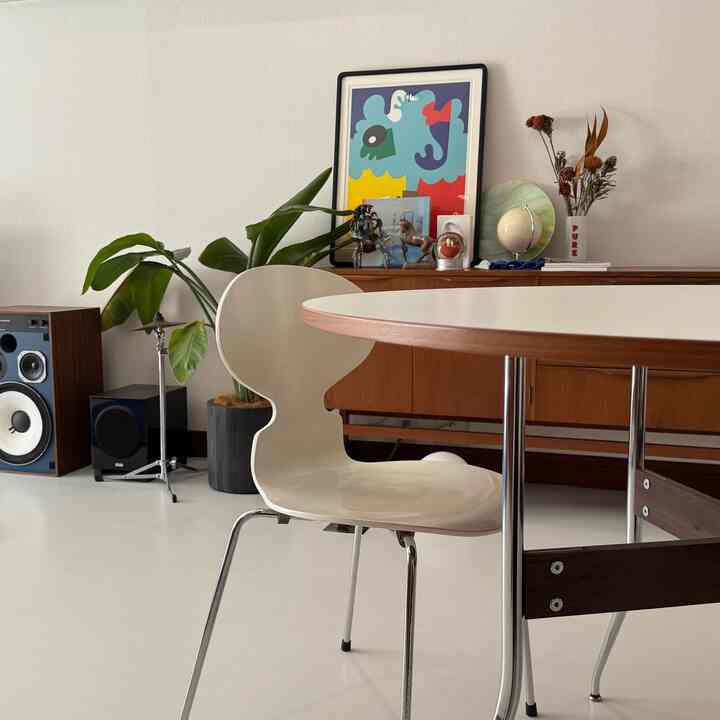 そういえばですが、床材はDIYで白色に変えています。
家具が映える空間になってお気に入りです🫶 
#カラフル #ミッドセンチュリーモダン #床タイル 