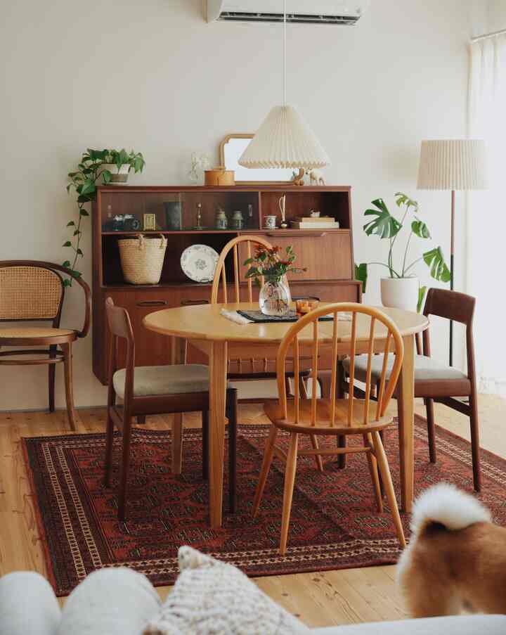 ナチュラルな木目調とヴィンテージ家具が配置された居心地の良いダイニングスペース