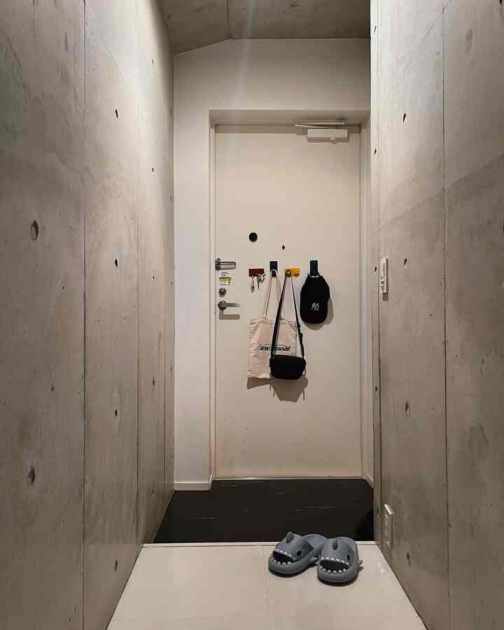 コンクリートに囲まれていて、秘密基地の玄関みたい。
#ミニマルモダン