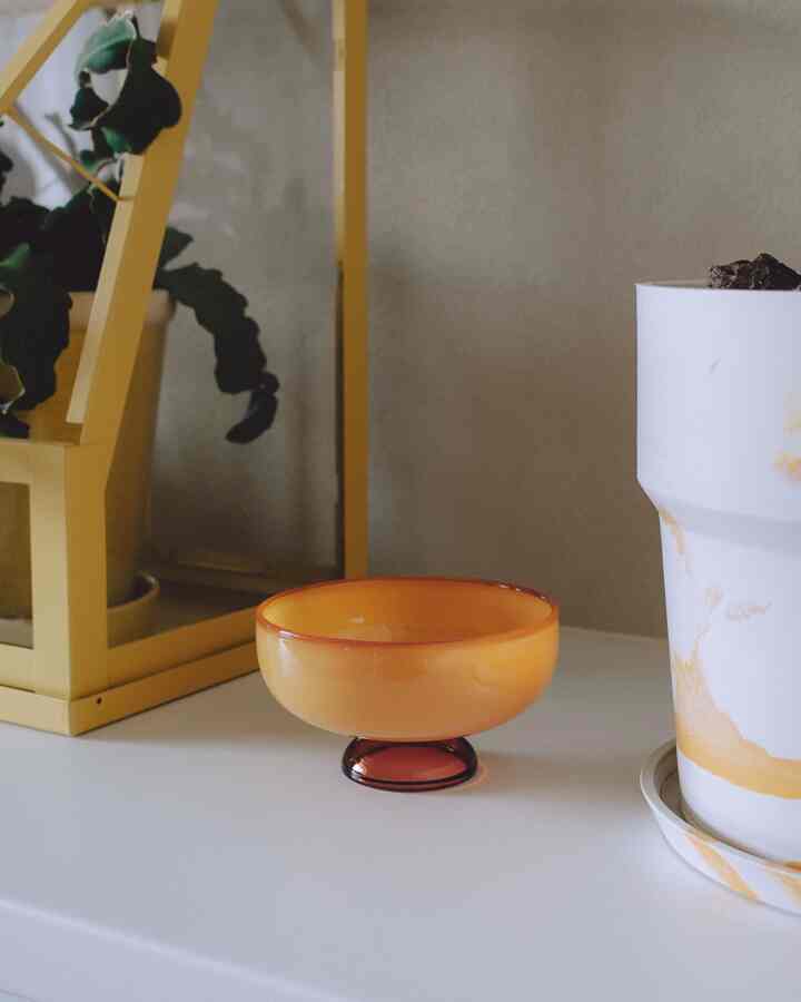 新入りちゃん🥣
3つ並ぶとなんだかかわいい

かわいくて普段使いできそうにないので
ここに飾ることにしました

こまごましたものを収納しようと思います🍬　
　

#暮らしの風景 #器のある暮らし #ミッドセンチュリー風 #ガラスのうつわ #空間づくり #棚の上の世界