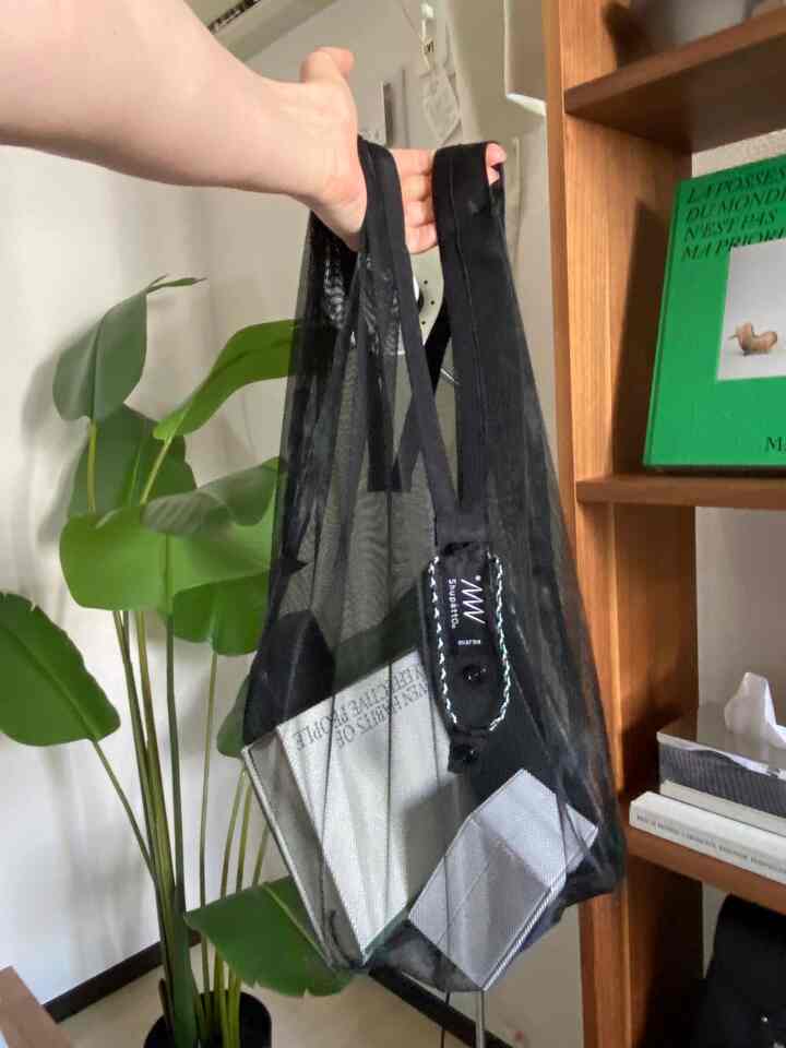 朝買ってよかったエコバッグ！
エコバッグってなんか主婦感がすごいデザインが多いけど、これはメッシュ生地だから
おしゃれな感じでしっくり来たので購入っ！
しゅパッと折りたためるのも最高にいい
畳むのが簡単って最高〜
部屋にポンって置いててもオシャレや

#エコバッグ #マーナ #シュパット #ストレリチア #フェイクグリーン #スタッキングシェルフ #グリーンインテリア #ウッドテイスト