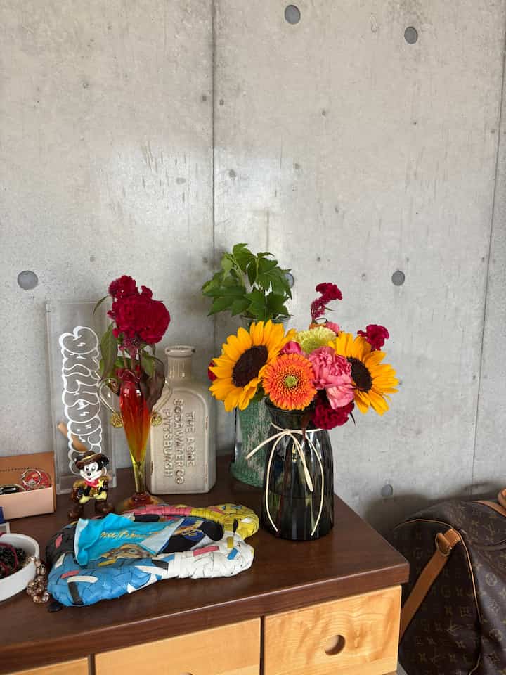 夏らしく、ひまわり🌻

カラフルなインテリアともばっちり👌

#ひまわりのある暮らし #ミッドセンチュリーインテリア #リビングのある暮らし #お部屋記録 #ビタミンカラーインテリア #花のある部屋 #レトロインテリア #SunflowerVibes #MidcenturyModern #LivingRoomStyle #RetroLiving #InteriorLover #ColorfulHome #VintageRoom