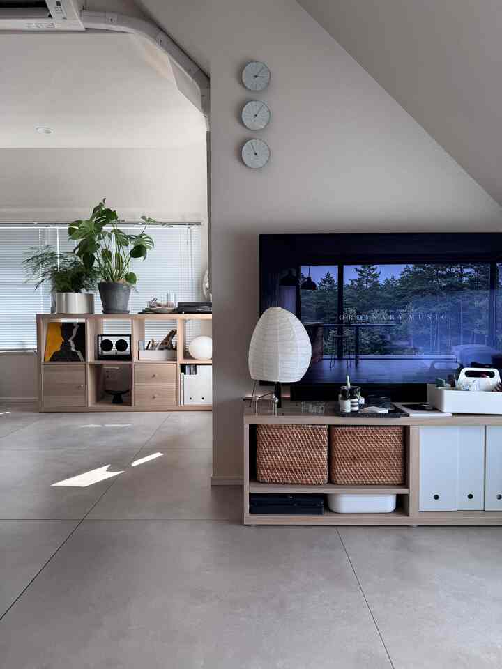 散らかってますが🙇‍♂️
🐖が滑るのでフロアタイルにワックスがけ中…

サンゲツのフロアタイルを使用しています👌

#北欧インテリア 
#ミッドセンチュリー 
#ミッドセンチュリーモダン 
#ジャパンディ
#デザイナーズ
#japan
#AKARI
#isamunoguchi
#イサムノグチ
#vitra
#artek
#arnejacobsen
#PoulKjaerholm
#montana #panton
#aesop
#transparent
#スピーカー
#iittala
#ペット
#観葉植物
#鉢
#収納
#レコードラック
#フロアタイル