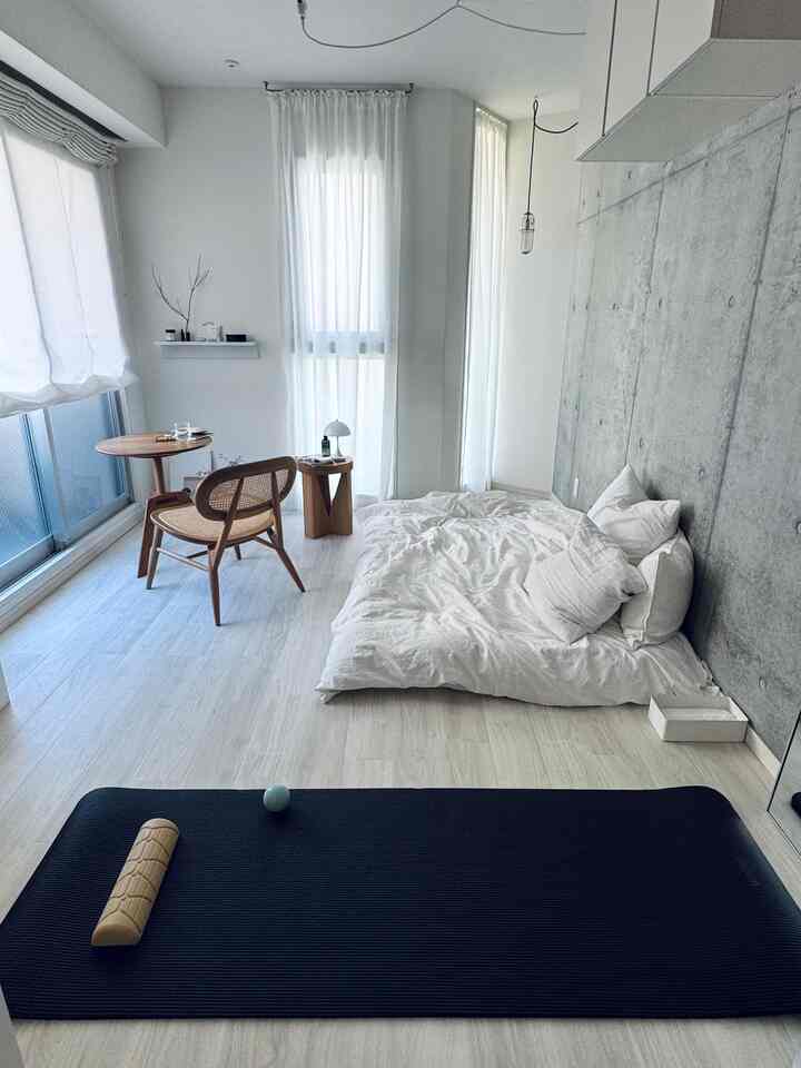 午前中にゆっくり家事を終わらせて
お昼ご飯が落ち着いたらオンラインピラティス

ウェアを気にせず好きなタイミングでできるのがおうちピラティスの良いところ

頭の中にモヤモヤとあったここ最近の仕事のあれこれは
固まった体を少しずつ動かしていくうちに
次第にどうでも良くなって

ざっと今週の献立を考えたら食材の買い出しに行ってきます

#ピラティス
#ワンルームインテリア 
#ひとり暮らし
#シンプリスト
#ミニマム
