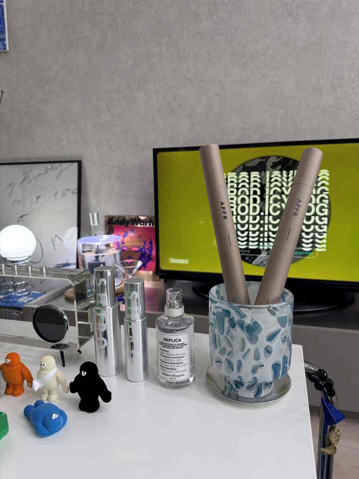 It's nice to use pots like this.

#Livingroom
#LivingroomInterior
#Interior
#InteriorLighting
#InteriorAccessories
#InteriorBook
#LivingWithPlants
#Plant
#PlantSaucers
#Midcentury
#MidcenturyModern
#Cozy
#Home
#Apartment
#UsedApartment