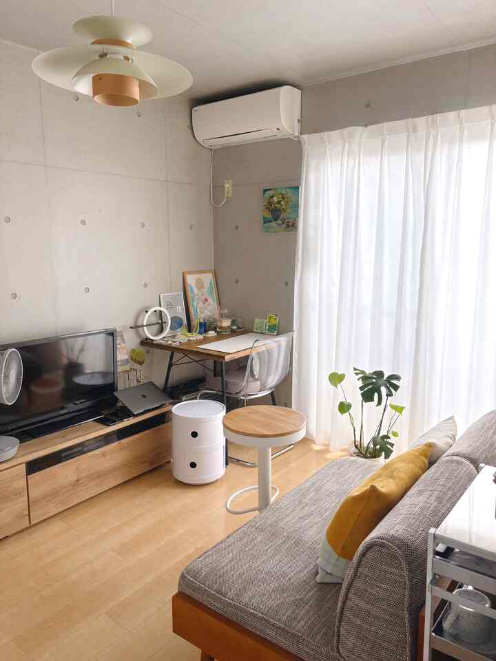 レースカーテンを新調して
部屋が明るくなった☺︎

#ナチュラルインテリア #一人暮らしアイテム #モダンナチュラル #カウンターチェア #サイドテーブル #透明椅子 #グレーインテリア #2人掛けソファ #リビングインテリア #ペンダントライト 