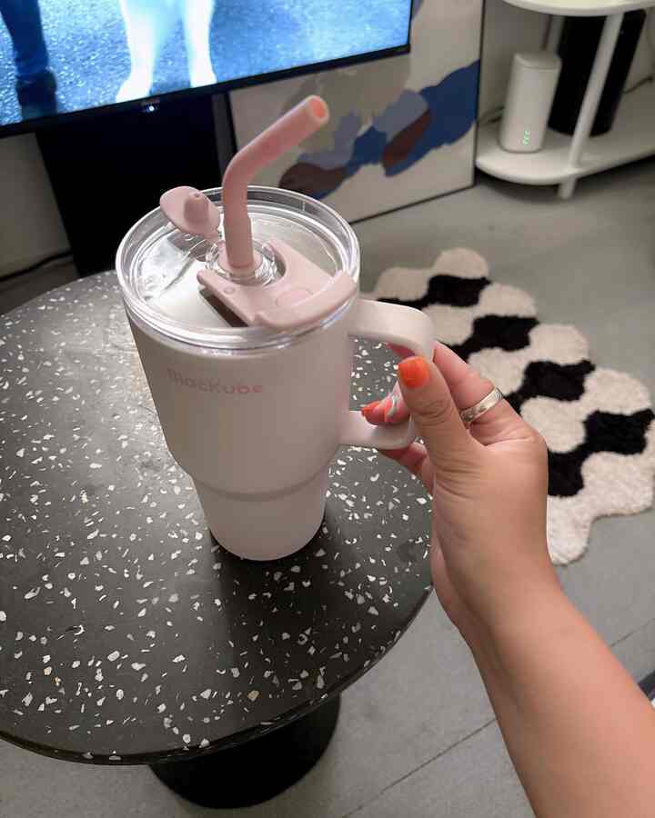 Sesuatu yang saya senang baru saja beli 🐶
Dengan musim panas ini, saya jadi lebih banyak minum saat bekerja dari rumah, jadi saya membeli tumbler 800ml ☕️

Tumbler ini berbahan keramik, jadi saya bisa menuangkan susu ke dalamnya, dan cocok untuk membuat cafe au lait dan minuman lainnya dengan mudah 🤍

#tumbler #インテリア #韓国インテリア #1K #8畳 #一人暮らし #一人暮らし部屋