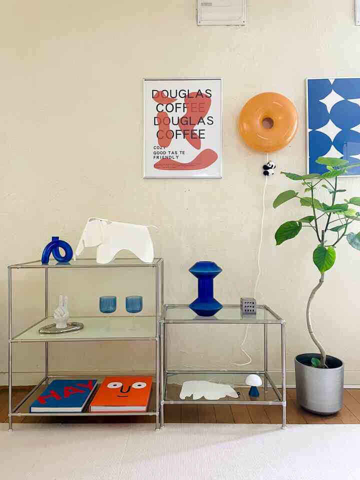 新しくウンベラータを買いました
シルバーのプランターカバーにしてよかった！

YouTube観てたらstraykidsのハニがohouseて、言ってた。。見るんだね！
#1DK #アパートのインテリア #韓国インテリア
#ミッドセンチュリー #カラフルなインテリア #観葉植物 #2人暮らし #Instagram #IKEA #vitra #HAY #モジュール家具 #モジュールラック 