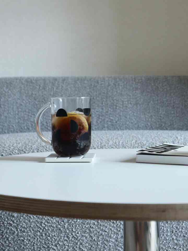 

夏はレモンを入れたコーラが美味しい🍋
ガラスマグはIKEAのでブラックとイエローの2つセット。
一目惚れして購入しました♪







#Koreaninterior #Koreainterior #無機質インテリア #韓国インテリア #モノトーンインテリア #シンプルインテリア #シンプルなインテリア #インテリア #海外インテリア #シンプリスト #シンプルな暮らし #IKEA #購入品 #夏のインテリア 