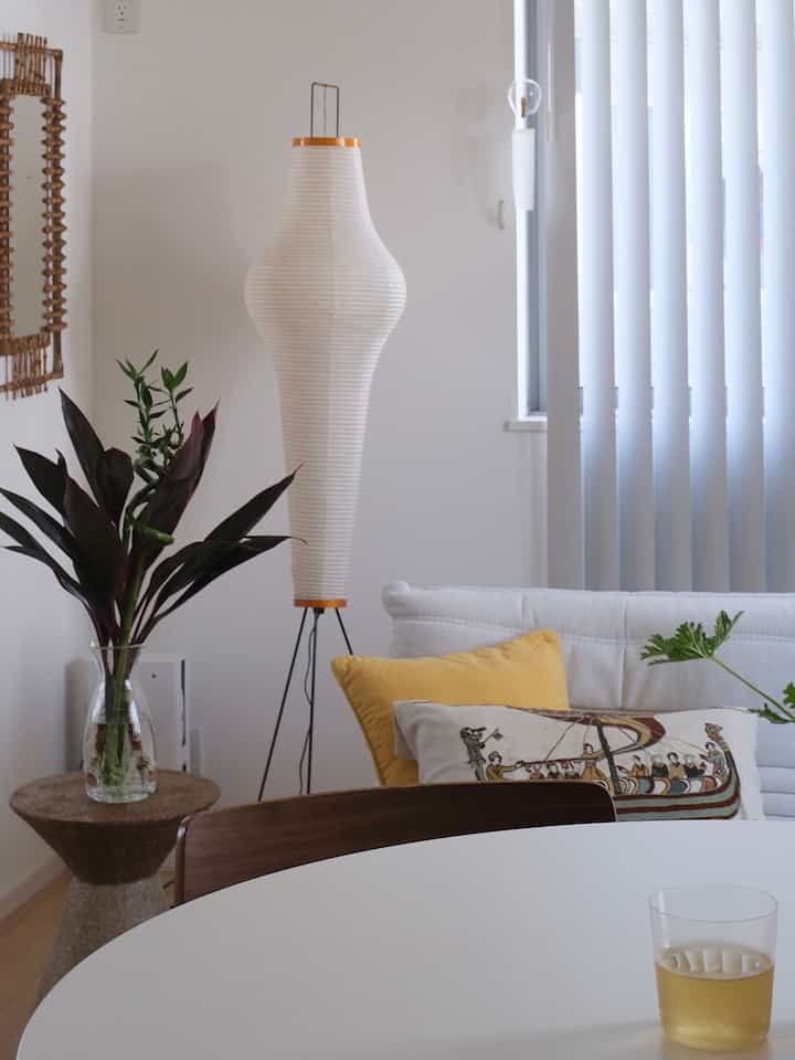 暑い日は冷たいよもぎ茶が沁みるぅ🌿

花瓶にいけるのも、枝物が多い夏

#ミッドセンチュリー #賃貸インテリア #二人暮らし #トーゴソファ #バーチカルブラインド #IKEA照明 #ヴィンテージ雑貨 