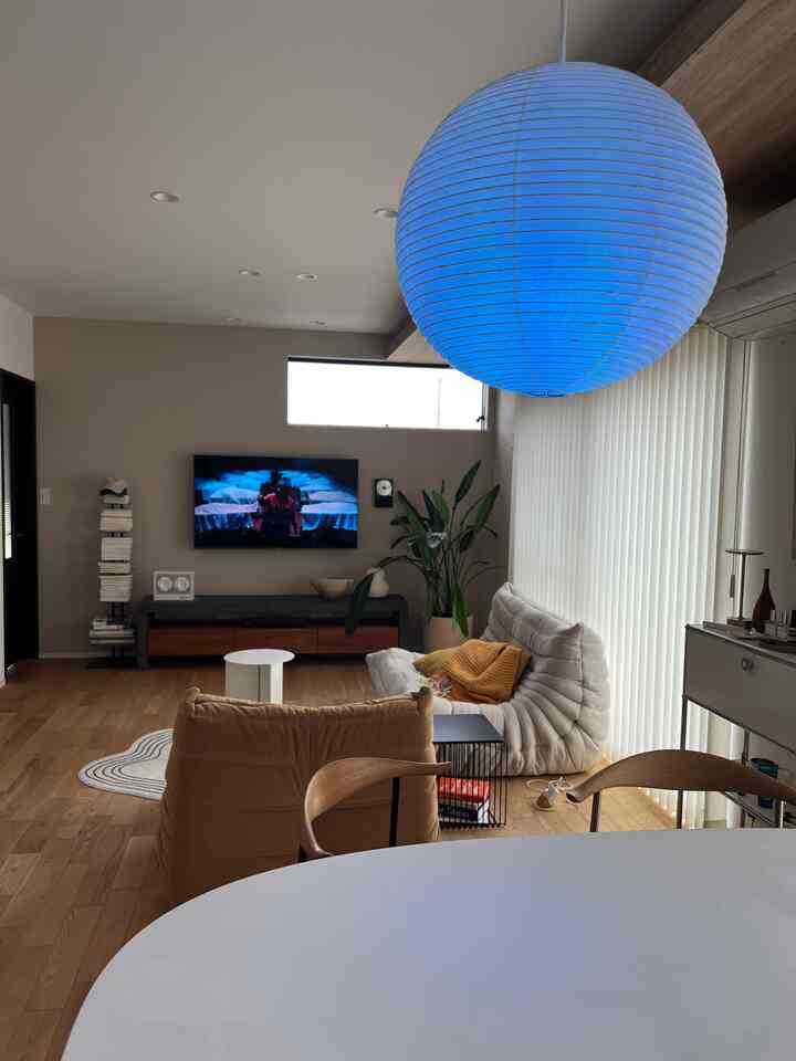 最近散らかって写真が全く撮れてないリビングだけどそろそろ本格的に片付けなければ…
#ミッドセンチュリー #2人掛けソファ #2人暮らし 