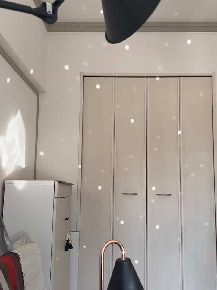 ヒカリが５畳に入り込む🪄
だから、やめられないミラーボール

#ミッドセンチュリー
#モダン　#ミラーボール