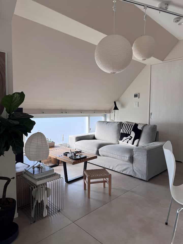 窓からの日差しが暑すぎて耐えられず。
曇りガラスのフィルムを貼ったらかなり軽減されました☀️

#北欧インテリア 
#ミッドセンチュリー 
#ミッドセンチュリーモダン 
#ジャパンディ
#デザイナーズ
#vitra
#isamunoguchi
#akari
#FRITZHANSEN 
#7chair #セブンチェア
#arnejacobsen
#montana
#eames
#hay
#ikea
#japan
#frenchbulldog
#フレンチブルドッグ
