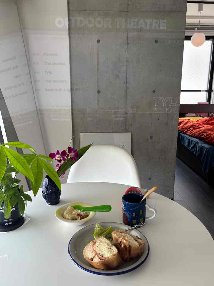 テーブルウェアもかわいく、癒しのプロジェクターじかん♪

#IKEA購入品 #IKEA食器 #ダイニングインテリア #テーブルコーディネート #北欧インテリア #おうちカフェ #暮らしを楽しむ #IKEAFinds #ScandiStyle #DiningRoomDecor #TableSetting #HomeCafe #NordicLiving #InteriorInspo