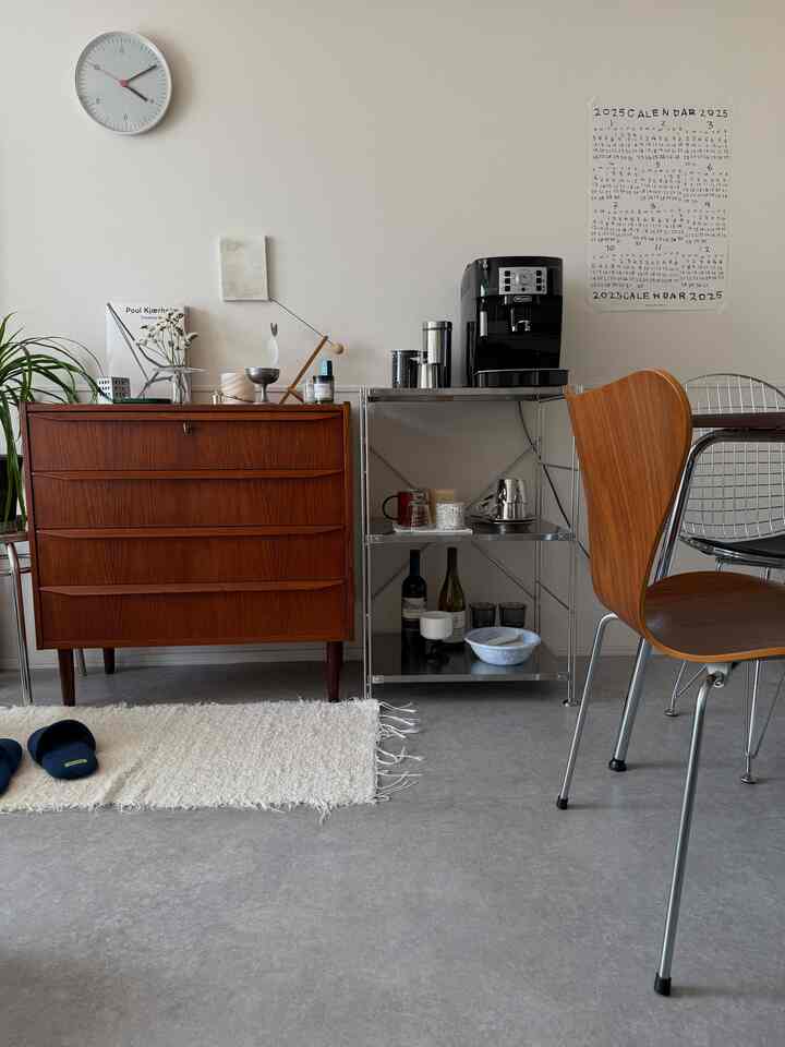 茶色の木目調と白い壁が調和するキッチン空間、ヴィンテージ家具とおうちカフェが配置された印象的なインテリア