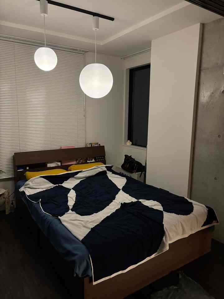 まだまだ暑いけど、ブラインドから差し込む光が優しくなってきた☀️

#夏のベッドルーム #お部屋記録 #爽やかな暮らし #夏インテリア #おうち時間 #ミニマルインテリア #暮らしを楽しむ #SummerBedroom #CozyRoom #MinimalLiving #HomeDecor #InteriorInspo #RoomGoals #SimpleInterior