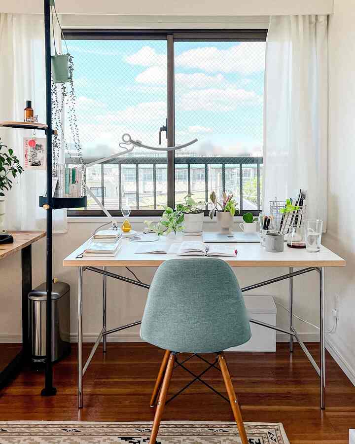 Saya suka punya meja kerja yang bisa saya gunakan untuk bekerja sambil menikmati pemandangan. 🪴 Meja suami saya bersebelahan dengan meja saya, dan kami menggunakan laci untuk memisahkannya. 👩🏻‍💻

#Area Meja #デスク #作業環境