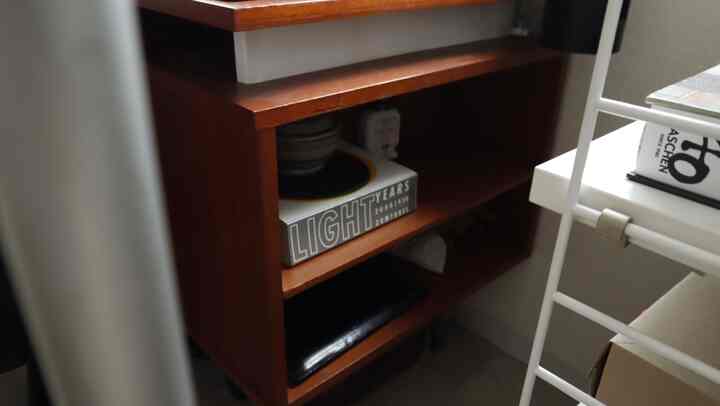 Desainnya dilengkapi ruang penyimpanan di samping meja kerja.
#kerja
