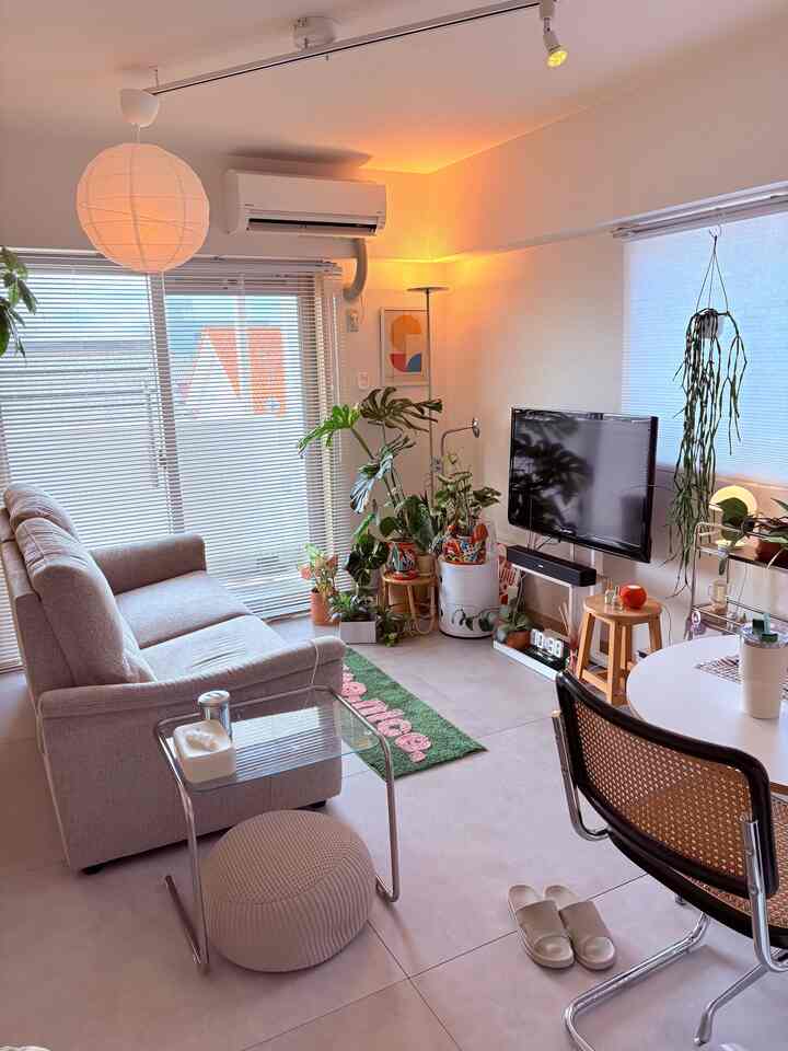今日は久々のオフで朝から晴天で嬉しい。
ベランダからの直射日光が入ってこない部屋だけど、これだけ明るければ充分と思える大好きなリビング。

#ミッドセンチュリー #ミッドセンチュリーモダン #フロアタイル #1LDK #リクライニングソファ 