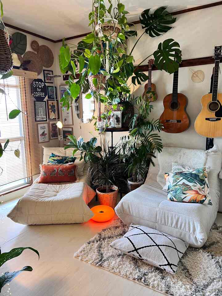 白+植物+カラフル

#植物インテリア  #カラフル　#白色 #築古物件 