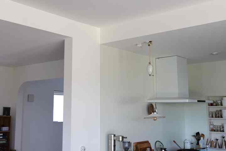 天井高
キッチン、リビングは2400mm
外につながるダイニングは2600mmにした
高さの違う天井が交わる部分がなんか良い
#天井高
