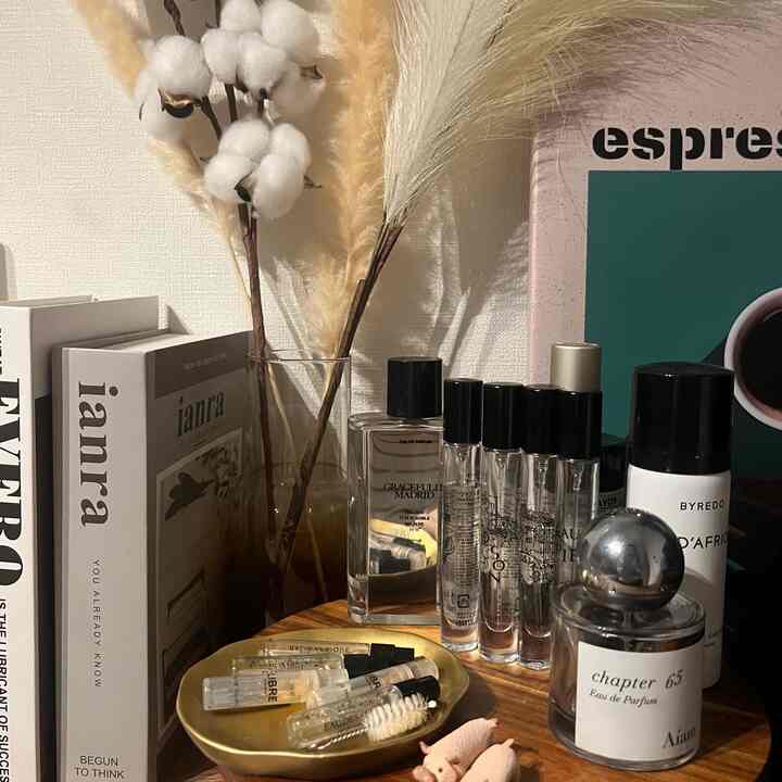 I'm having fun arranging perfumes and other things I like on the cabinet. I'm still working on improving it.
The pig figurines are ornaments I made myself out of pig skin.
I have two that I made well displayed here 🐷
I thought it would be hard to know where to store sample perfumes, so I put them all on a tray.
#IKEAVase #香水 #ダミーブック #DULTON #アカシア #ohousesnap