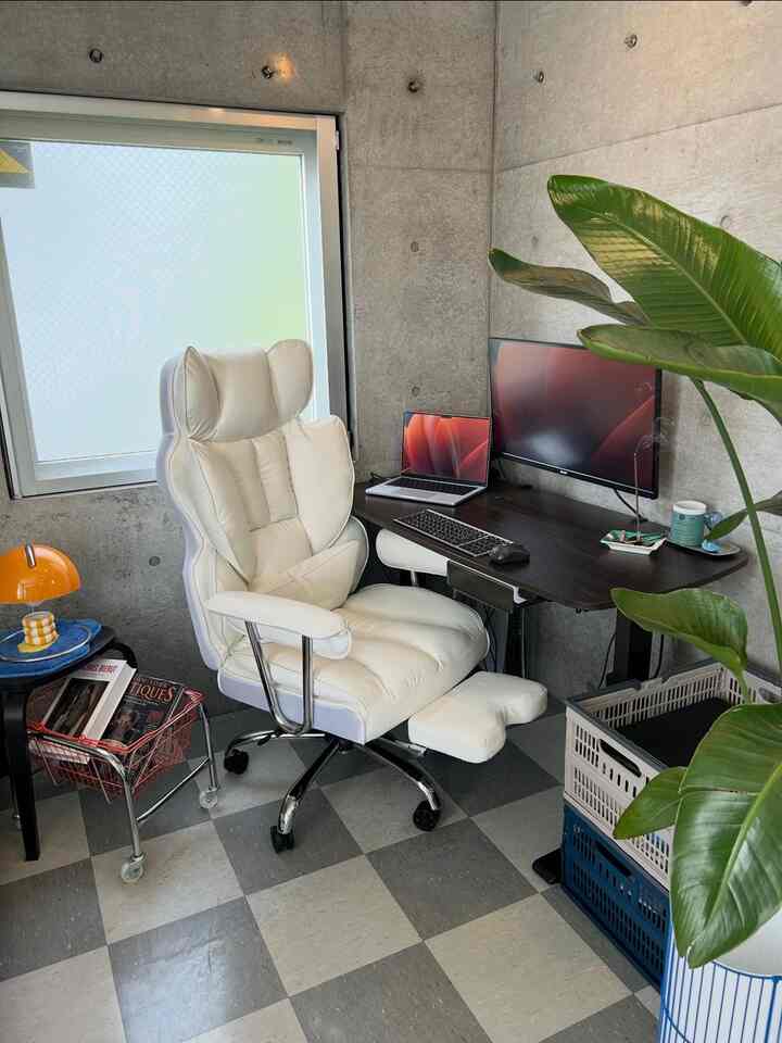 最近買った椅子☁️
ゲーミングチェアって
インテリアに合わないなと思ってたからいい感じ〜
.
.
.
#デスク周り #デスクおすすめ #デスクテリア 
#デスクインテリア #ゲーミングチェア #チェア 