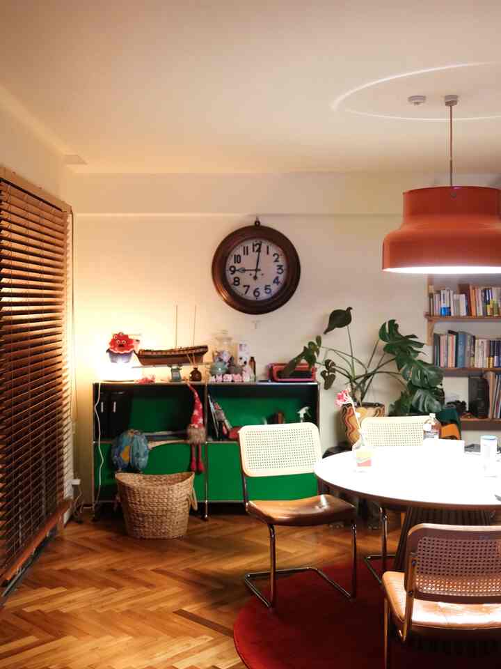 中古マンションをリノベーション🕰️
床は憧れのヘリンボーン、
ダイニングのランプはビンテージのアトリエリクタンのランプ。
そして時間をゆっくり刻む昭和の古時計。
へんちくりんな空間になりました。
🛋 保存して、リノベの参考にしてねw

🕰 #ヘリンボーン床 #中古マンションリノベ

✏️あなたなら、この空間にどんなインテリアを足しますか？

#中古マンションリノベ 
#マンションリノベーション
#リノベ暮らし 
#ヘリンボーン床 
#アトリエリクタン 
#昭和レトロインテリア 
#リノベダイニング 
#リノベ計画 
#暮らしを楽しむ 
#インテリア好き 
#カフェみたいな暮らし 
#家づくり記録 
#日々の暮らし 