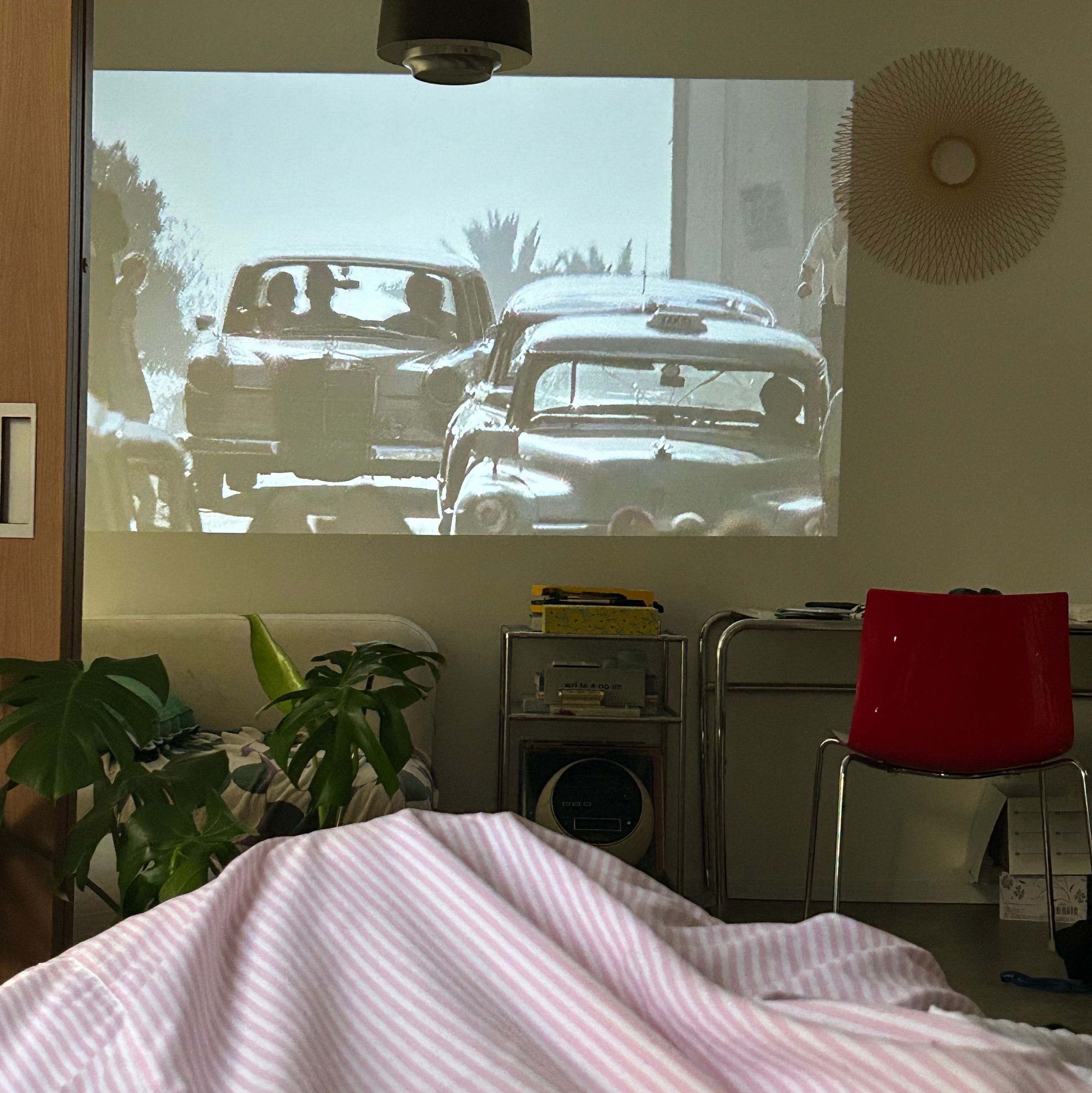 『ＲＥＤ』etoe STARFISH ベッドルームプロジェクター 動画見ながらの寝落ちで体がギッシギシ…だったらベッドルーム専用