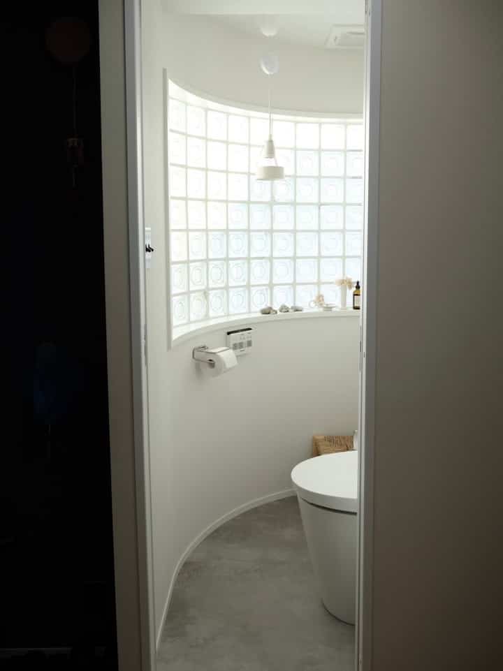 Jangan terlalu lama di kamar mandi saat musim panas 🚽

#BlockGlass #トイレ #アール壁