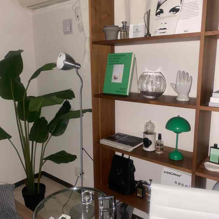 真っ暗な部屋でフラッシュ焚いてとったら
なんかいい感じに撮れた！


#グリーンインテリア #インテリア #お部屋 #フェイクグリーン #照明 #スタッキングシェルフ