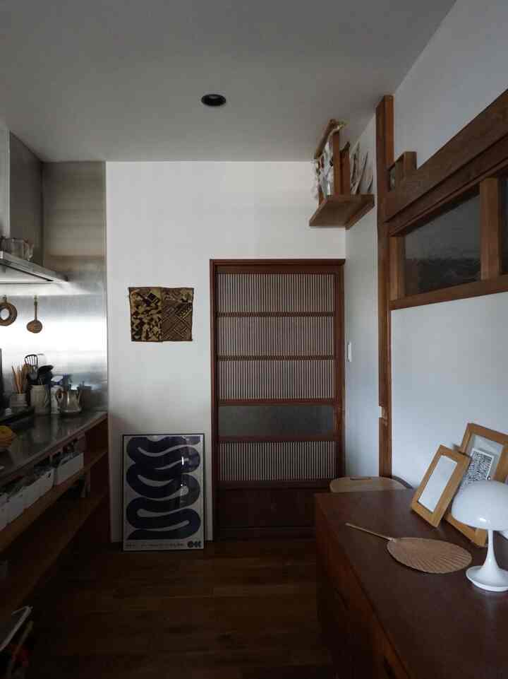 イギリスヴィンテージのサイドボードと
リノベーション前から使用していた
70年前の格子戸に
民芸品のクバ布や沖縄の芭蕉紙のうちわ
古いものや伝統的なものの中に
モダンなプロダクトをひと匙。
この匙加減が難しくとも楽しい。

#ヴィンテージ家具
#古き良きもの
#アートポスター
#パンテラポータブル
#クバ布
#造作キッチン

