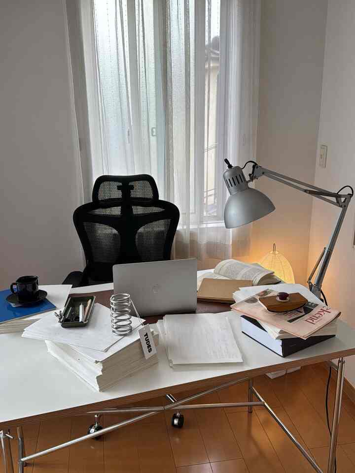 白と茶色の色調の書斎、デスクとオフィスチェアが配置され、在宅勤務に適した清潔感のあるインテリア