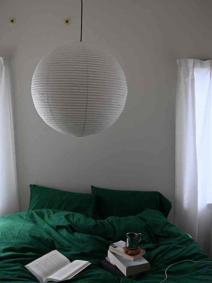 週替わりベッドカバー🛌
白×緑かわいいねー🟢

#寝室 #ベッドルーム #ベッドスペース
#IKEA #artofblack #HAY #ニトリ 
#ミッドセンチュリー 