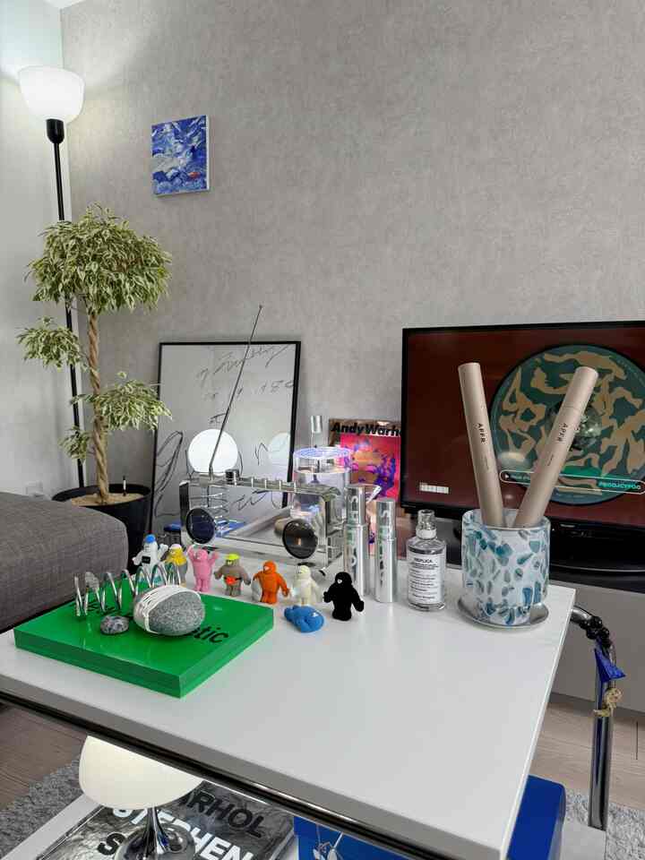 I absolutely love this glass pot 🪴🫶🏻

#livingroom
#livingroominterior
#interior
#interiorlighting
#interiordecor
#interiorbook
#livingwithplants
#pottedplate
#sofa
#midcentury
#midcenturymodern
#cozy
#home
#apartment
#usedapartment