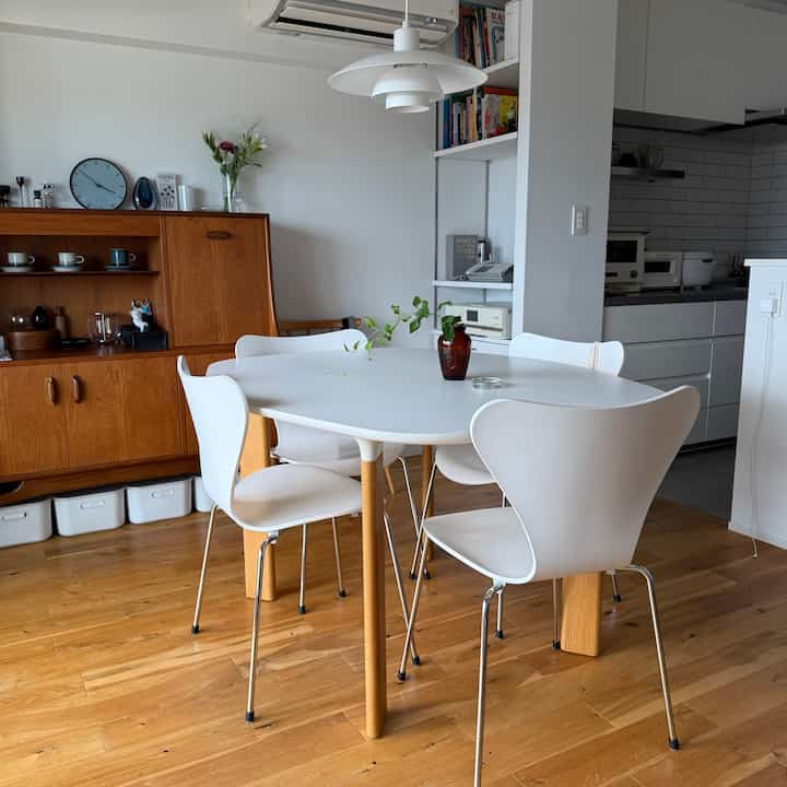ダイニングはフリッツハンセンのアナログテーブルとセブンチェア。
テーブルはJH43日本限定サイズで小さめです。
白いテーブルはどんな食器類とも相性が良く、傷や汚れも付きにくいのでとても気に入っています。



#フリッツハンセン
#フリッツハンセンアナログ
#FRITZ HANSEN ANALOG JH43
#セブンチェア
#ルイスポールセンPH4/3
#g-planキャビネット
#マンションリノベーション
#北欧インテリア
#北欧ヴィンテージ
#フローリングオーク
