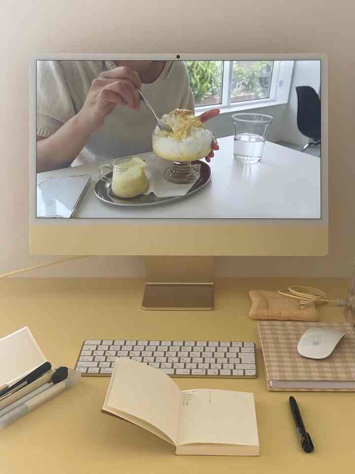 いつ見てもかわいい黄色のiMac🖥️✨
自分でペイントしたIKEAのテーブルとイスもお気に入り🪑💛
#myroom #desk #interiordecor #roomdecor #マイルーム #部屋 #お部屋作り #韓国インテリア #마이룸 #룸인테리어 #인테리어소품 #원룸인테리어 #집꾸미기 #iMac 