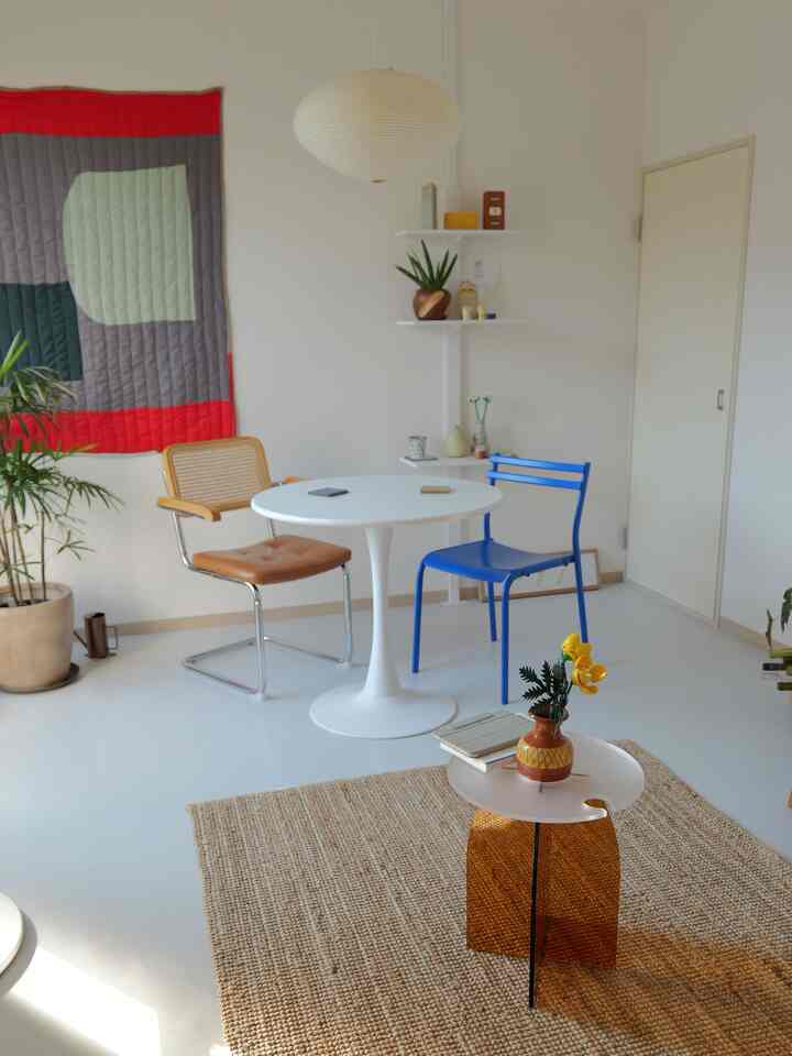 白と木目調の北欧ダイニング、シンプルで自然な雰囲気のあるインテリア