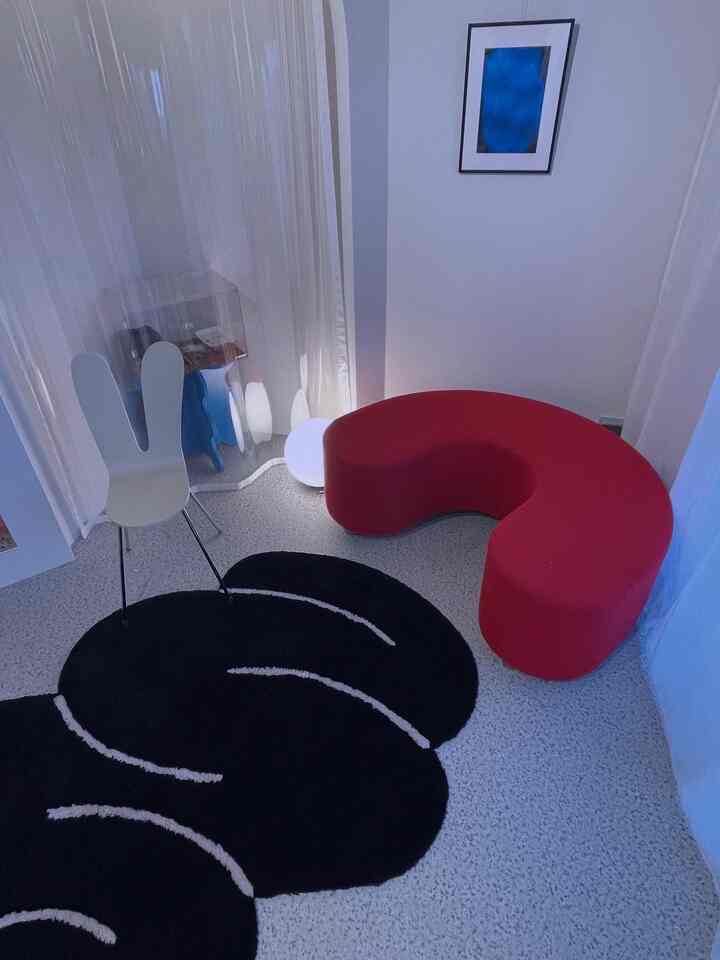 ヴィンテージで曲線が柔らかくポップでかわいいベンチソファをゲットしました！うちのインテリアにピッタリすぎて即決。
ポストモダンな家具ももっといれていきたい

#リノベーション #カラフルなインテリア #ポストモダン #ソファ #ラグ 