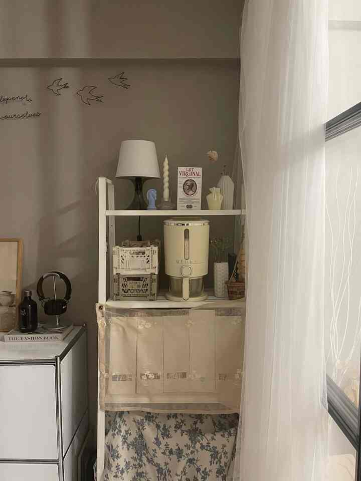 初めて備蓄米買っちゃいました🍚

ちょっとお水多めで炊くと
全然食べられましたとさ💓

日本のお米はおいしいよね🩶

たまに質問いただく米びつは
キッチンではなく
こちらのシェルフに。。
キッチン狭いからね、
インテリアみたいで可愛い米びつありがと。

#米びつ
#キッチンインテリア
#マンションインテリア
#中古マンション
#間仕切り
#リフォーム
#リノベーション