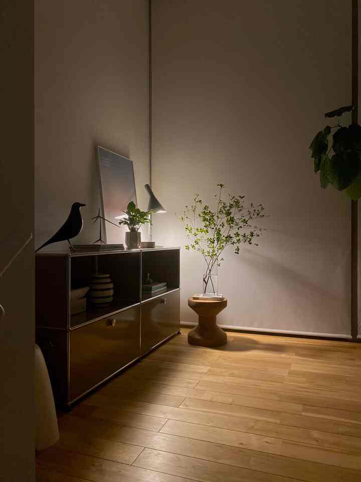 夜の照明に照らされるドウダンツツジ

#ドウダンツツジ
#louispoulsen
#vitra
#usm