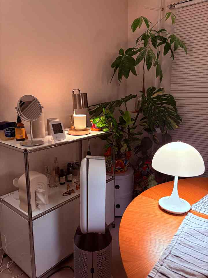 木目調のダイニング、丸テーブルと白いテーブルランプが配置されたナチュラルで温かみのあるインテリア