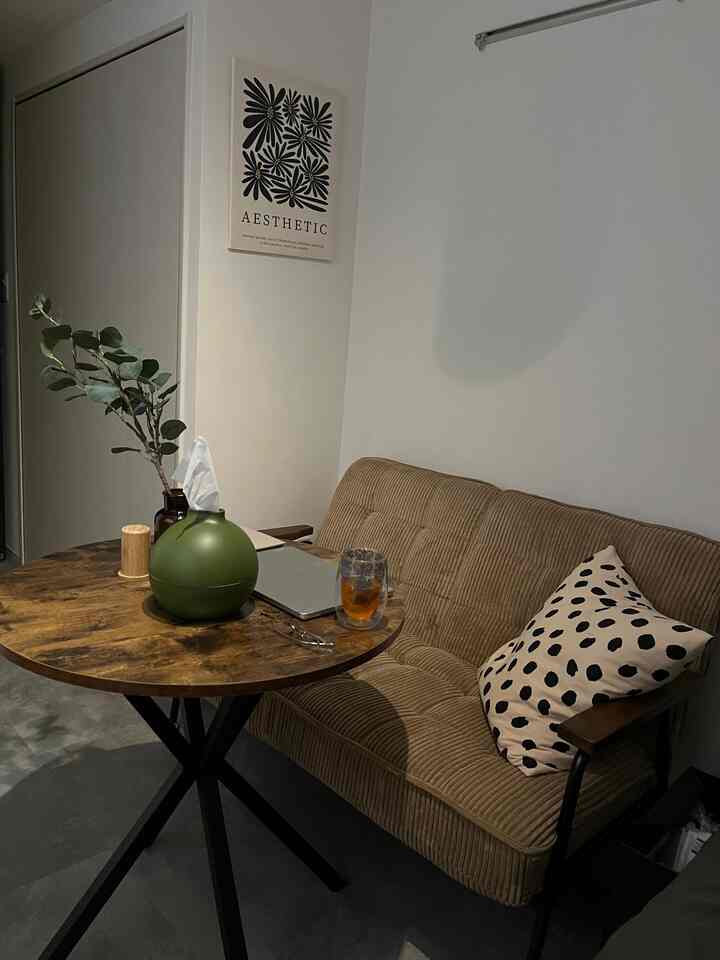 作業＆ダイニングテーブルと、2人掛けソファ
１人がけと迷ったけど、横にもなりたいという願望もあってこちらを購入◎
沈みすぎず、背もたれも高めでリクライニングが好きな傾斜にできるの最高👍
もうちょっとアートポスターとかあってもいいかなぁ。
#IKEA #カフェテーブル #カフェソファ #リクライニングソファ 
#円形テーブル #一人暮らし部屋 #ブラウン #Ohouse 