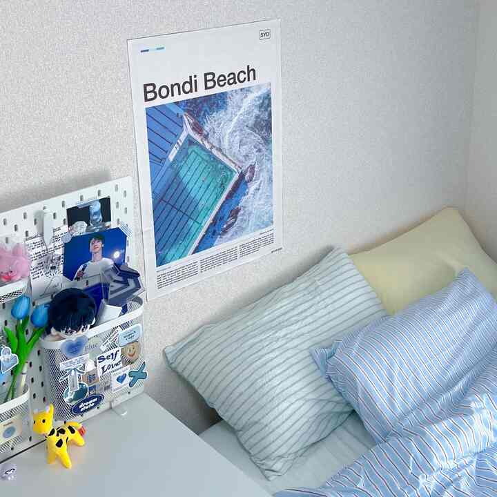 金欠一人暮らしの味方！
TemuとIKEAだけで作り上げた
ブルーインテリア💙
 ︎︎
#IKEA #推し活 #オタク #アイドル #1K #1R #一人暮らし #一人暮らし部屋 #一人暮らしインテリア #デスク #デスク周り #デスクセットアップ #韓国インテリア #ブルーインテリア #ブルー 
