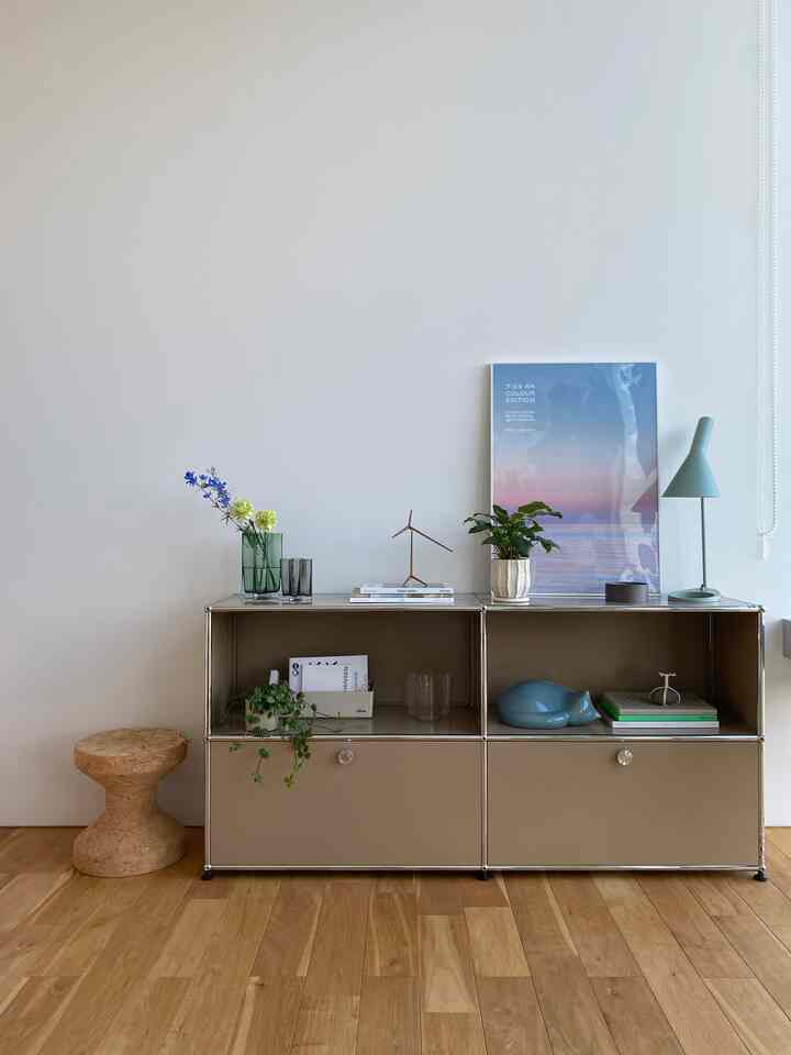 ポスターの色味に合わせた花を飾りました🪻
向日葵があると元気が出てきます🌻

#flower
#living
#interior
#green
#vitra
#usm
#北欧インテリア