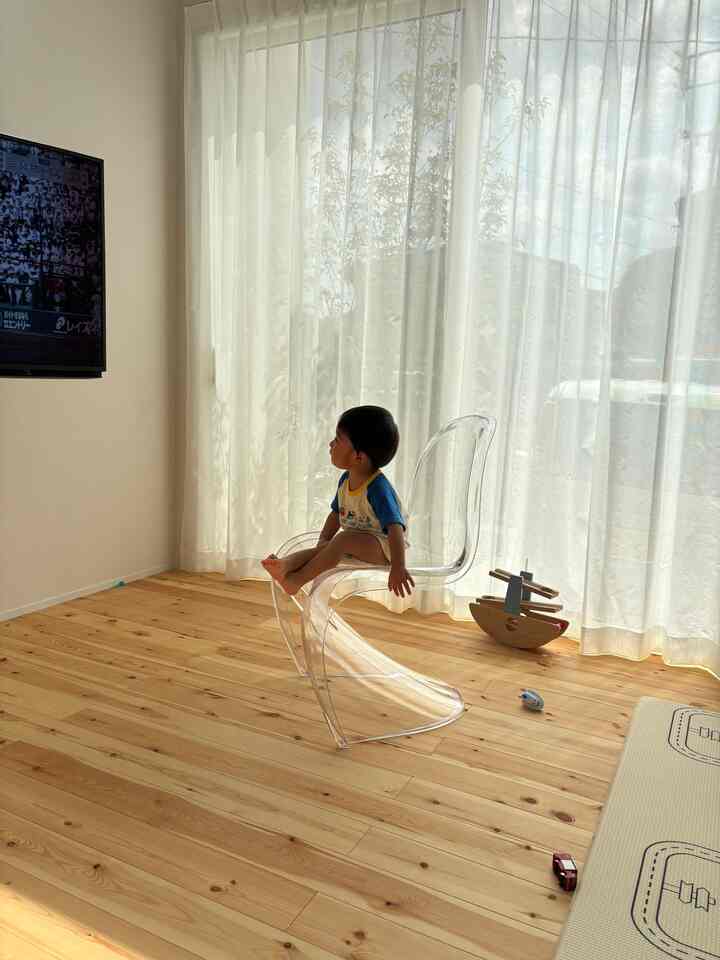 👦🏻's favorite Panton chair
I often have fun sliding my car around in it.

#myhome #roomtour #interior #interiordesign #midcentury #midcenturymodern #midcenturyfurniture #homedecor 
#midcentury #ミッドセンチュリーモダン #インテリア #パントンチェア