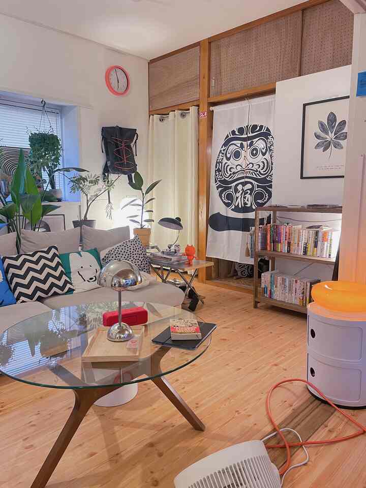 ダルマ　のれん　リビング

#リビング　#ソファ　#本棚　#のれん　#ダルマ