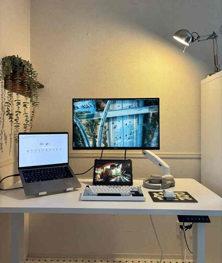 新しい机、新しいモニター✨💻

#ワークスペースインテリア #在宅ワーク #whf
#キーボード #モニターアーム