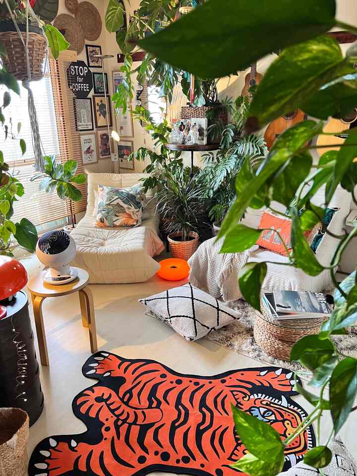 Orange 🍊 #さし色 
#Interior Color Scheme #リビング小物 #リビング植物 #リビング照明 #カラフルなインテリア #ラグ & Mats 
#Rugs & Carpets #ラグインテリア